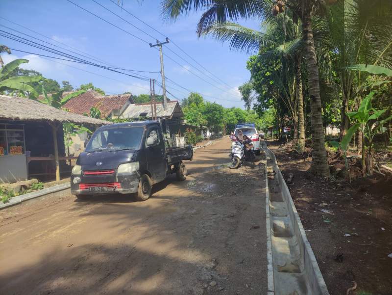 Proyek Peningkatan Kualitas Kawasan Permukiman Kumuh dengan luas di bawah 15 hektare di Desa Curugpanjang, Kecamatan Cikulur Lebak diduga gunakan BBM Subsidi