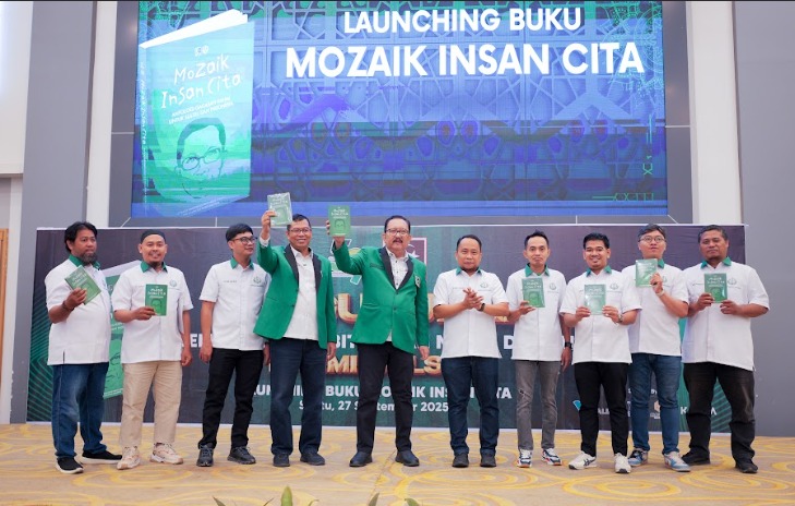 Koordinator Presidium Majelis Wilayah (MW) KAHMI Sulsel Ni'matullah Erbe mengukuhkan pengurus Lembaga Penerbitan dan Media Digital (LPMD) sekaligus melaunching Buku Mozaik Insan Cita