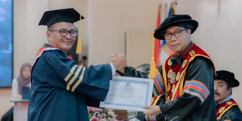 Mantan Wakil Bupati Nias Barat, Era Era Hia meraih gelar doktor ilmu pemerintahan