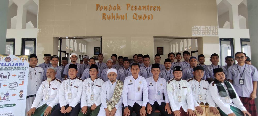 Lapas Kelas IIB Banjar pembukaan pesantren Ruhhul Qudsi dan Istigosah di Mesjid Baiturrahman Al-Munibin Lapas Banjar,Selasa 7 Oktober 2025.