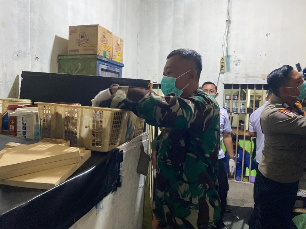 Lembaga Pemasyarakatan (Lapas) Kelas IIA Serang melaksanakan razia gabungan kamar hunian dalam rangka meningkatkan keamanan dan ketertiban.