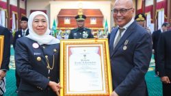 Ketua Umum Persatuan Wartawan Indonesia (PWI) Pusat, Akhmad Munir, menerima Lencana Kehormatan Provinsi Jawa Timur