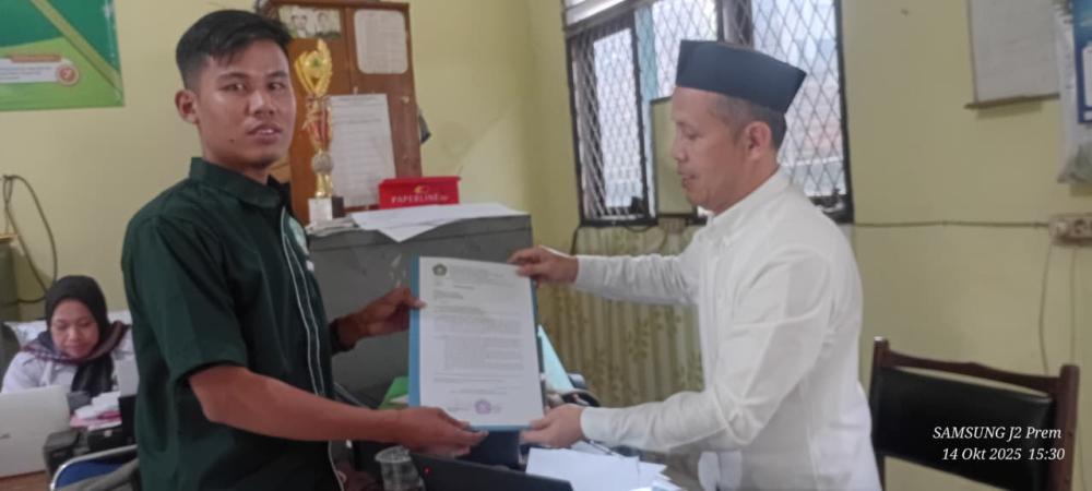 Ketua Gema MA Pandeglang saat layangkan surat protes ke Kemenag Pandeglang.
