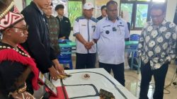 Berangkat dari keprihatinan bahasa daerahnya mulai banyak ditinggalkan generasi muda, Laura Frederica, siswi kelas 12 SMA Averos