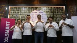 (ki-ka): Direktur & Chief Regulatory Officer XLSMART, Merza Fachys, Direktur & Chief Strategy & Home Business Officer XLSMART, Feiruz Ikhwan, Presiden Direktur & CEO XLSMART, Rajeev Sethi, Direktur & Chief People Officer XLSMART, Jeremiah Ratadhi, dan Direktur & Chief Technology Officer XLSMART, Shurish Subbramaniam pada kunjungan ke Banjarmasin, Kalimantan Selatan, Rabu (8/10).