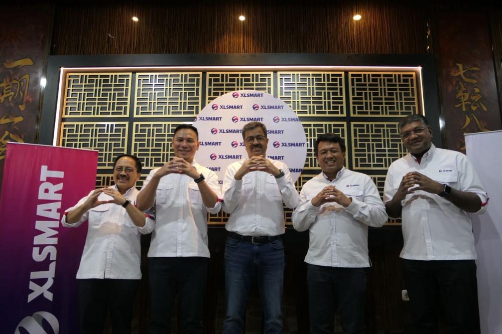 (ki-ka): Direktur & Chief Regulatory Officer XLSMART, Merza Fachys, Direktur & Chief Strategy & Home Business Officer XLSMART, Feiruz Ikhwan, Presiden Direktur & CEO XLSMART, Rajeev Sethi, Direktur & Chief People Officer XLSMART, Jeremiah Ratadhi, dan Direktur & Chief Technology Officer XLSMART, Shurish Subbramaniam pada kunjungan ke Banjarmasin, Kalimantan Selatan, Rabu (8/10).