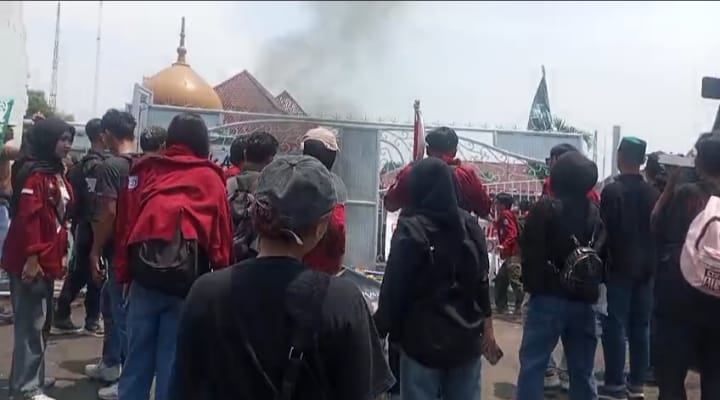 Sejumlah organisasi mahasiswa Gerakan Mahasiswa Peduli Sosial (GEMPAS) Serang Raya Urnas Didepan Pemkab Serang