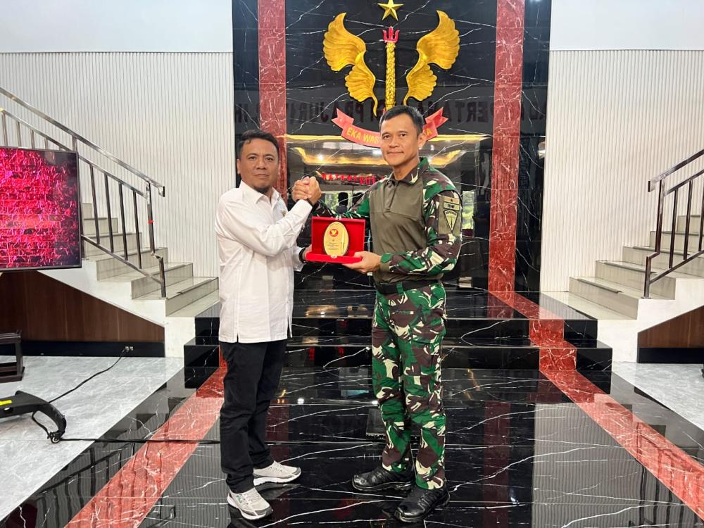 PWI Provinsi Banten melakukan silaturahmi ke Markas Grup 1 Kopassus di Gedung Serambi Kehormatan, Serang, pada Kamis (16/10/2025)
