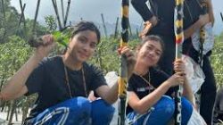 Siswi SMA Labschool Jakarta dalam kegiatan Trip Observasi di Desa Sumurugul