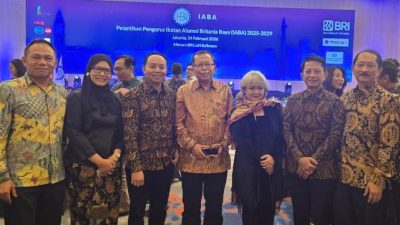 Hakim MK Asrul Sani (tengah) berfoto dengan beberapa tokoh nasional lainnya usai Pelantikan Pengurus IABA periode 2025-2029 di Jakarta baru-baru ini (Foto: Istimewa).